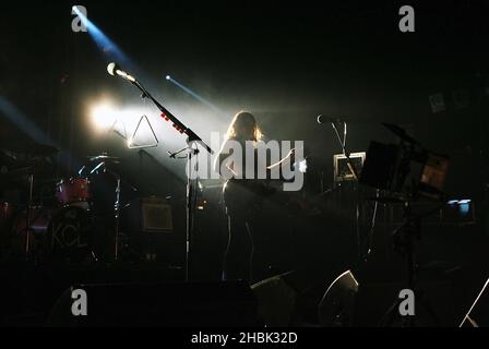 I Re di Leon suonano sul palco all'Astoria di Londra, 26 febbraio 2007. Foto Stock