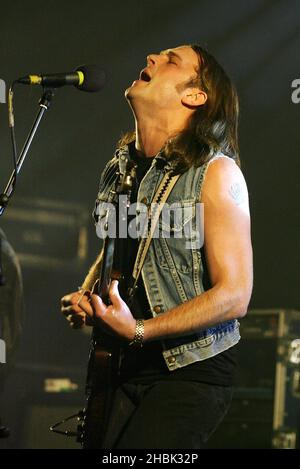 I Re di Leon suonano sul palco all'Astoria di Londra, 26 febbraio 2007. Foto Stock