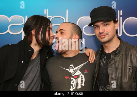 (Da sinistra a destra) Jared Leto, Drive Time DJ Lucio e Tomo Milicevic durante un'intervista a Capital radio nel centro di Londra, promuovendo la band 30 Seconds to Mars con Drive Time DJ Lucio a Londra il 19 aprile 2007. Foto Stock