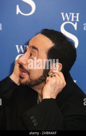 David Gest firma copie della sua autobiografia 'Simply the Gest' a WH Smiths nel Brent Cross Shopping Centre, North London il 20th aprile 2007. Foto Stock