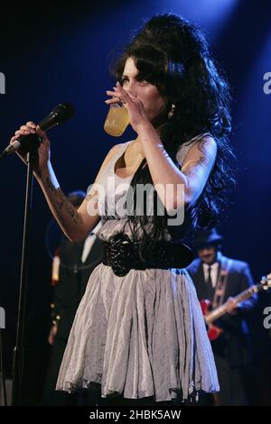 Amy Winehouse suona al Shepherd's Bush Empire il 28 maggio 2007 a Londra. Foto Stock