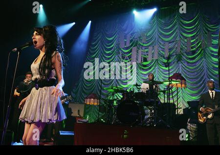 Amy Winehouse suona al Shepherd's Bush Empire il 28 maggio 2007 a Londra. Foto Stock