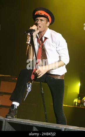 Scott Weiland di Velvet Revolver vive in concerto presso l'Hammersmith Apollo di Londra il 5 giugno 2007. Foto Stock