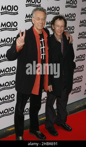 Il chitarrista Robbie Krieger (a sinistra) e il compagno di band Ray Manzarek ai Mojo Awards al The Brewery di Londra. Foto Stock