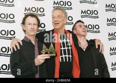 Il chitarrista Robbie Krieger (a sinistra) e il compagno di band Ray Manzarek ai Mojo Awards al The Brewery di Londra. Foto Stock