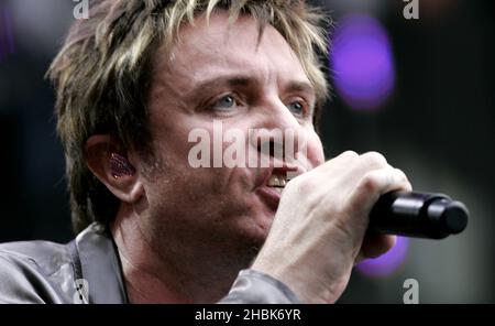 Simon le Bon sul palco durante la performance Duran Duran durante il concerto di beneficenza al Wembley Stadium di Londra. Foto Stock