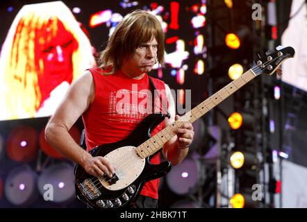 Christopher Guest, membro della band fictional Spinal Tap, si esibisce durante il concerto di beneficenza al Wembley Stadium di Londra. Foto Stock