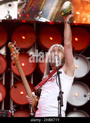 Harry Shearer, membro della band immaginaria Spinal Tap, si esibisce durante il concerto di beneficenza al Wembley Stadium di Londra. Foto Stock