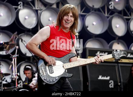 Christopher Guest, membro della band fictional Spinal Tap, si esibisce durante il concerto di beneficenza al Wembley Stadium di Londra. Foto Stock