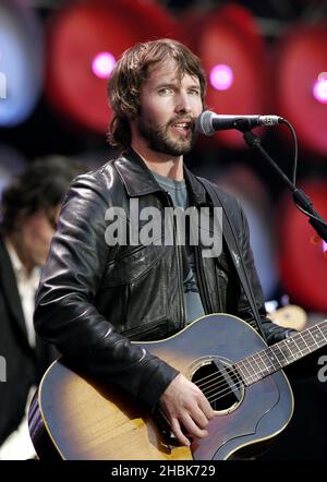 James Blunt si esibisce durante il concerto di beneficenza al Wembley Stadium di Londra. Foto Stock