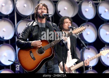 James Blunt si esibisce durante il concerto di beneficenza al Wembley Stadium di Londra. Foto Stock