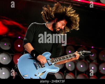 Dave Grohl sul palco durante l'esibizione dei Foo Fighters durante il concerto di beneficenza al Wembley Stadium di Londra. Foto Stock