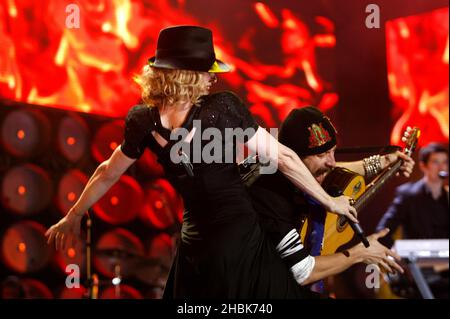 Madonna e il cantante ucraino Eugene Hutz suonano durante il concerto di beneficenza Live Earth allo stadio Wembley di Londra. Foto Stock