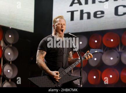 James Hetfield di metallica si esibisce durante il concerto di beneficenza al Wembley Stadium di Londra. Foto Stock