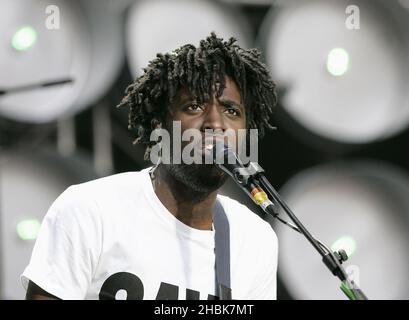 Kele Okereke del Bloc Party si esibisce durante il concerto di beneficenza al Wembley Stadium di Londra. Foto Stock