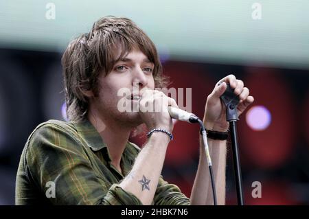 Paolo Nutini si esibisce sul palco durante il concerto di beneficenza al Wembley Stadium di Londra. Foto Stock