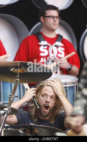 Taylor Hawkins dei Foo Fighters si esibisce durante il concerto di beneficenza al Wembley Stadium di Londra. Foto Stock