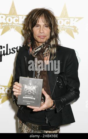 Steven Tyler of Aerosmith riceve il premio per Aerosmith presso Hyde Park Calling, evento dell'anno al Classic Rock Awards presso il Landmark Hotel di Londra. Foto Stock