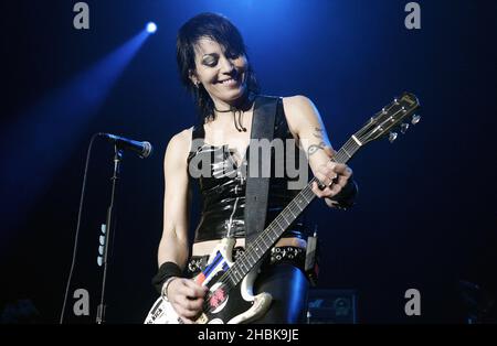 Joan Jet e The Blackhearts supportano Alice Cooper in concerto alla Wembley Arena di Londra. Foto Stock