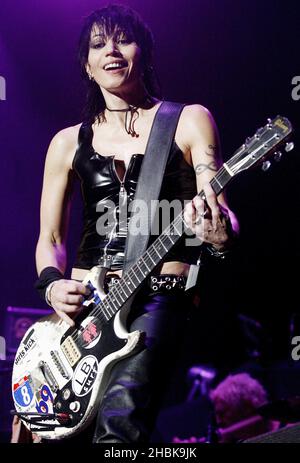 Joan Jet e The Blackhearts supportano Alice Cooper in concerto alla Wembley Arena di Londra. Foto Stock