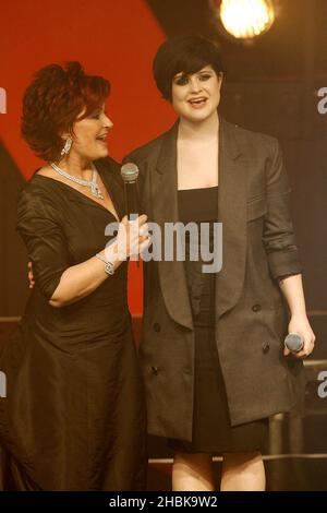 Sharon e Kelly Osbourne sul palco del 15th anniversario al G-A-Y Astoria di Londra. Foto Stock