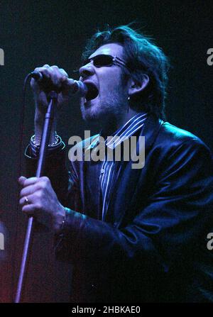 Shane MacGowan dei Pogues si esibisce sul palco presso la Carling Academy di Brixton, Londra. Foto Stock