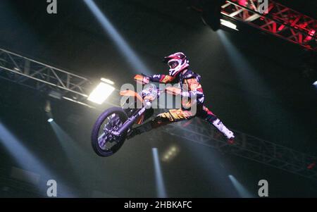 Il Crosty Demons Freestyle Motorcross Daredevil Team si esibirà durante il "Unleash Hell Tour" alla Wembley Arena di Londra. Foto Stock