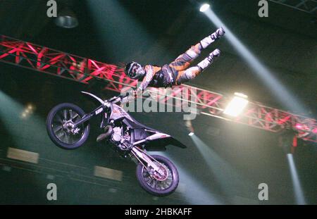 Il Crosty Demons Freestyle Motorcross Daredevil Team si esibirà durante il "Unleash Hell Tour" alla Wembley Arena di Londra. Foto Stock