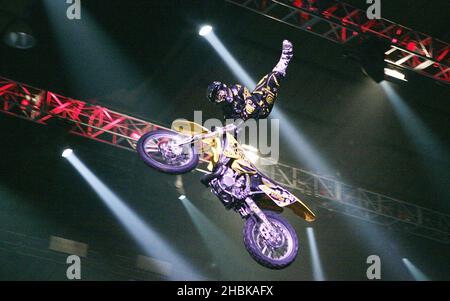 Il Crosty Demons Freestyle Motorcross Daredevil Team si esibirà durante il "Unleash Hell Tour" alla Wembley Arena di Londra. Foto Stock