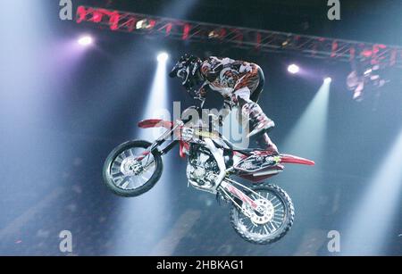 Il Crosty Demons Freestyle Motorcross Daredevil Team si esibirà durante il "Unleash Hell Tour" alla Wembley Arena di Londra. Foto Stock