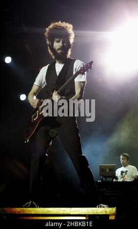 Brad Delson della rock band Linkin Park che si esibisce all'Arena O2 nel sud-est di Londra. Foto Stock