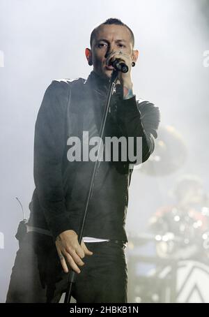 Chester Bennington della rock band Linkin Park che si esibisce all'Arena O2 nel sud-est di Londra. Foto Stock