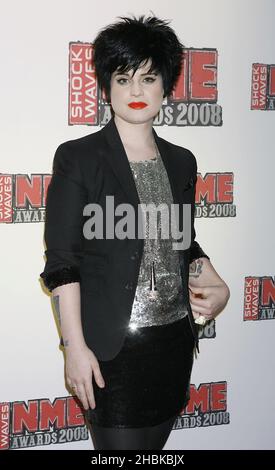 Kelly Osbourne arriva per gli Shockwaves NME Awards 2008 presso l'Arena O2 di Londra. Foto Stock