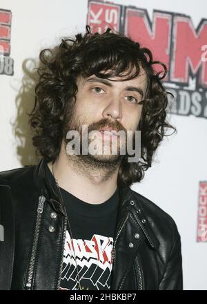 Gaspard of Justice arriva per gli Shockwaves NME Awards 2008 all'Arena O2 di Londra. Foto Stock