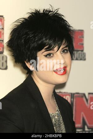 Kelly Osbourne arriva per gli Shockwaves NME Awards 2008 presso l'Arena O2 di Londra. Foto Stock