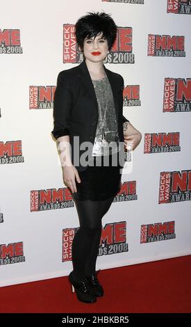 Kelly Osbourne arriva per gli Shockwaves NME Awards 2008 presso l'Arena O2 di Londra. Foto Stock