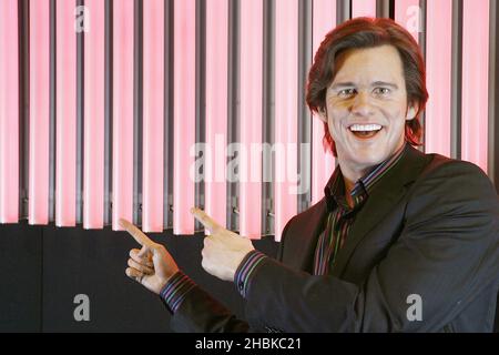 La figura interattiva di Jim Carrey, completa di microfono con cambio di voce, viene presentata in "Premiere Nights" al Madame Tussauds di Londra. Foto Stock