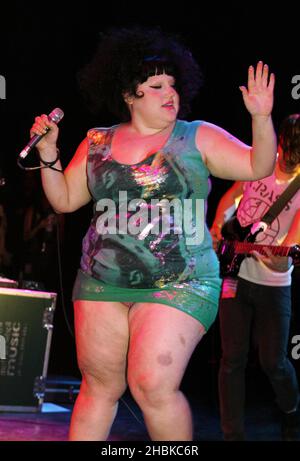 Beth Ditto del Gossip in concerto al Shepherd's Bush Empire nella parte ovest di Londra. Foto Stock