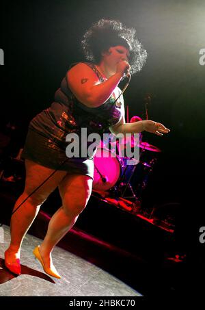 Beth Ditto del Gossip in concerto al Shepherd's Bush Empire nella parte ovest di Londra. Foto Stock