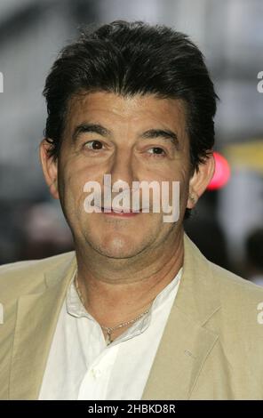 John Altman arriva per la serata di Gala di Take That's West End, "Never Forget", al Savoy Theatre di Londra. Foto Stock