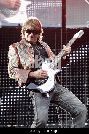 Richie Sambora di Bon Jovi si esibisce in concerto allo St Mary's Stadium di Southampton, Hampshire, il primo giorno del loro European Lost Highways Tour di Southampton. Foto Stock