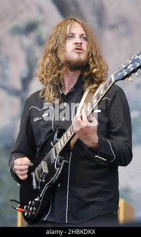 Dave McCabe of the Zutons suona sul palco al Festival dell'Isola di Wight. Foto Stock