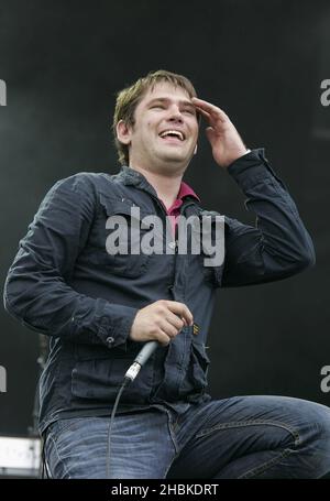 Roy Stride of Scouting for Girls si esibisce al Festival dell'Isola di Wight 2008 a Seaclose Park sull'isola di Wight. Foto Stock