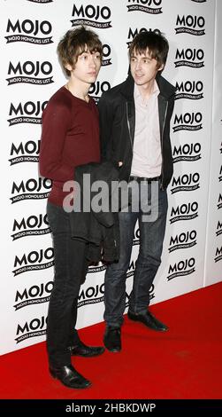 Alex Turner (a sinistra) e Miles Kane of the Last Shadow Puppets arrivano per la cerimonia di premiazione Mojo Honors List alla Birreria, nella zona est di Londra. Foto Stock