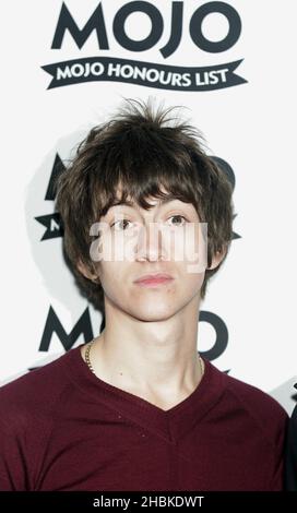 Alex Turner arriva per la cerimonia di premiazione Mojo Honors List alla Birreria, nella zona est di Londra. Foto Stock