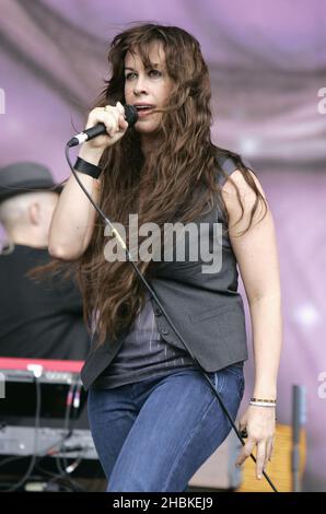 Alanis Morissette suona al V Festival, Hylands Park, Chelmsford, Essex. Foto Stock