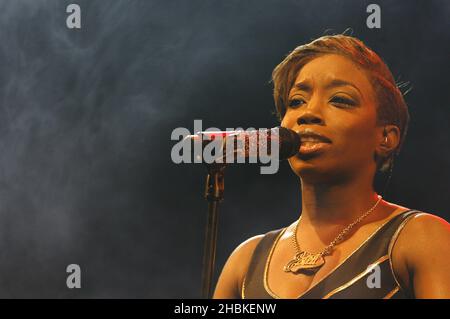 Estelle si esibisce al V Festival presso l'Hylands Park di Chelmsford. Foto Stock