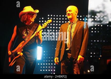 Michael Stipe (a destra) e Mike Mills della REM si esibiscono al Twickenham Rugby Stadium di Londra. Foto Stock