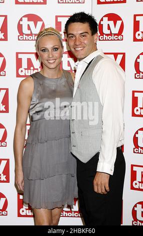 Camilla Dallerup e Kevin Sacre arrivano per i premi TV Quick e TV Choice 2008, al Dorchester, Park Lane, Londra. Foto Stock