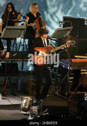 Le Last Shadow Puppets si esibiscono al Mercury Music Awards presso il Grosvenor House Hotel di Londra. Foto Stock